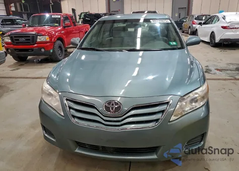 2011 Toyota Camry Base z USA, uszkodzony, nr VIN 4T1BF3EK2BU747903